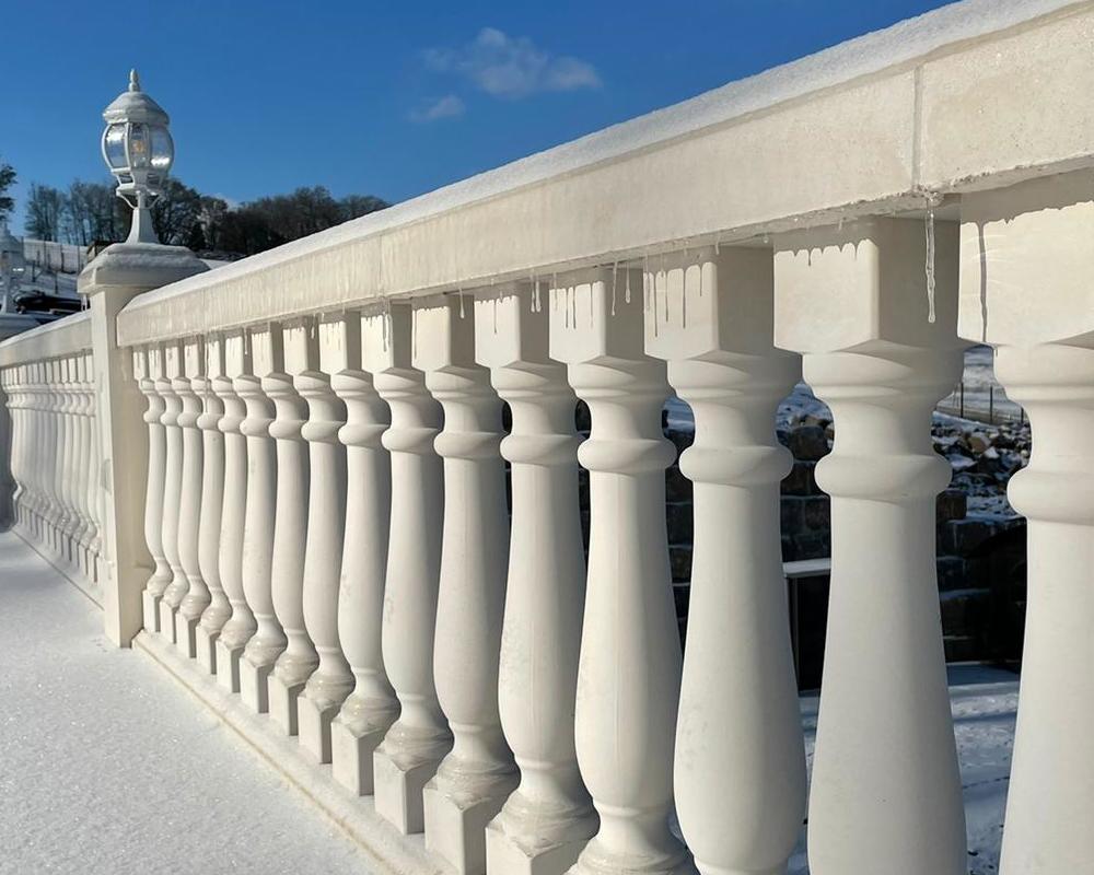 Balustrade im Winter mit Eiszapfen