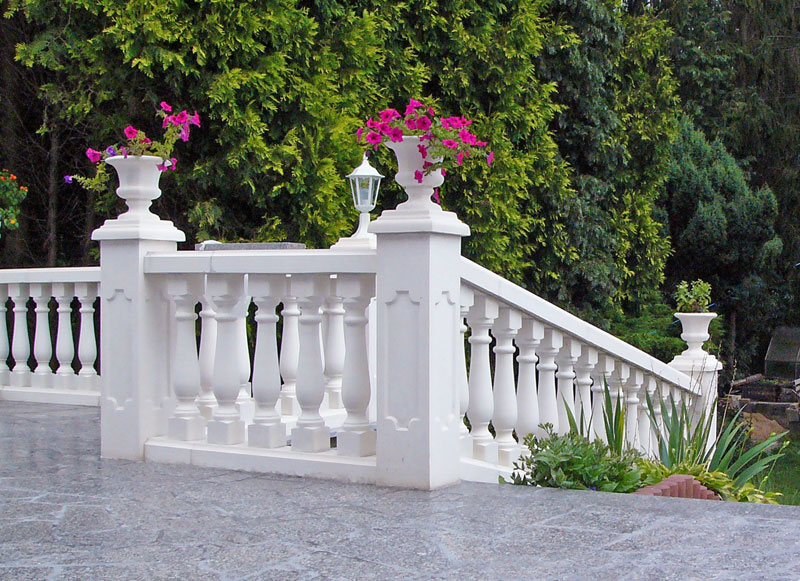 Balustrade mit zwei Blumen auf dem Pfeiler