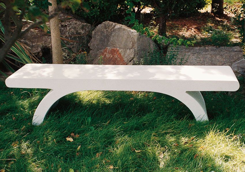 Betonbank im Garten