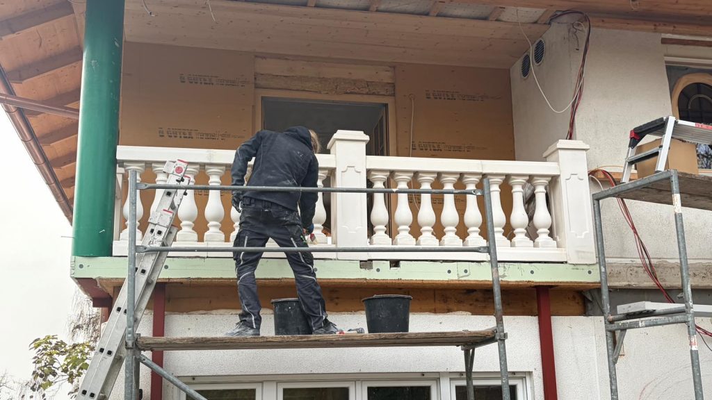 Montage von Balustraden auf Gerüst
