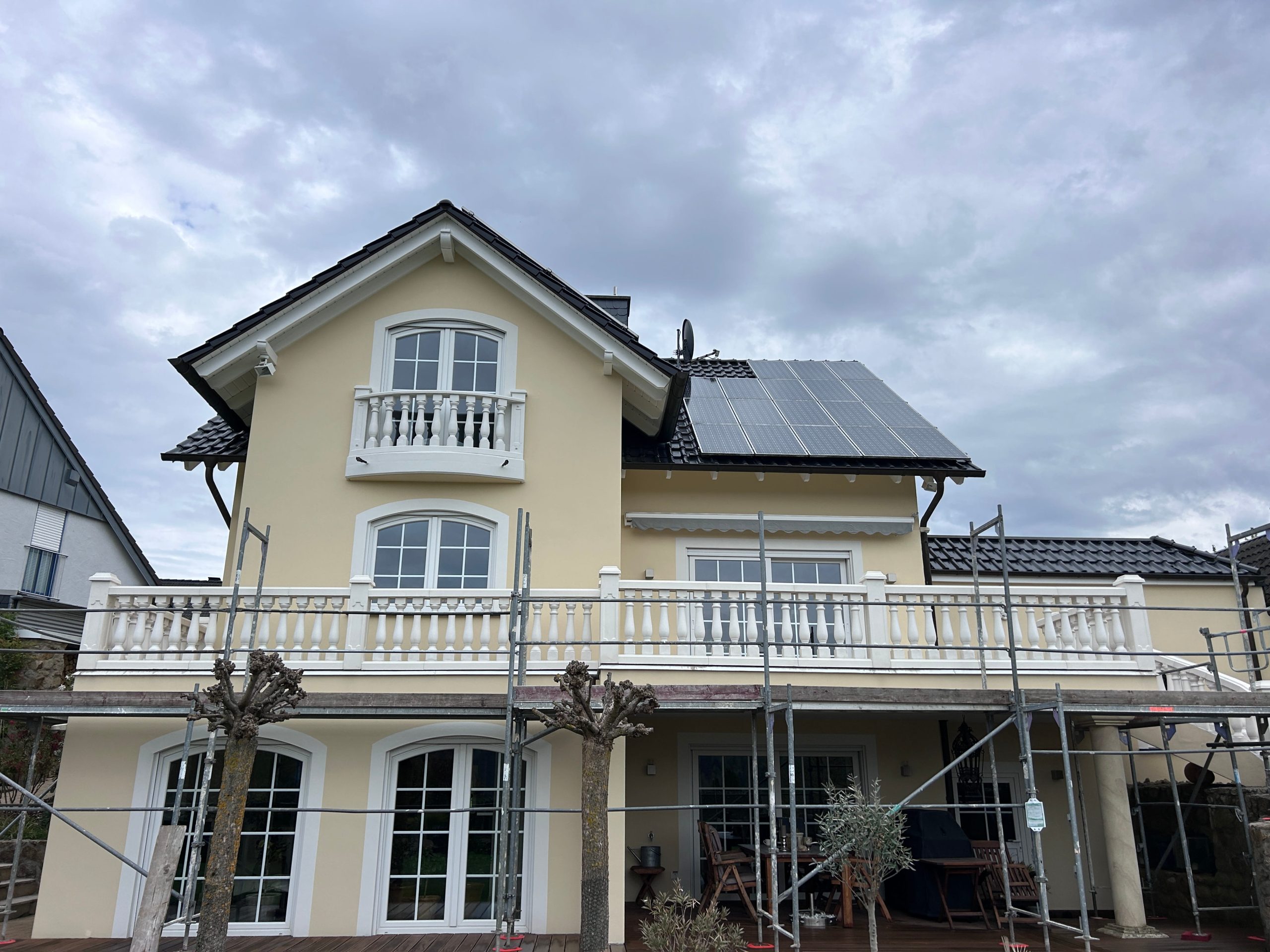 Weiße Beton-Balustrade auf einer großzügigen Terrasse